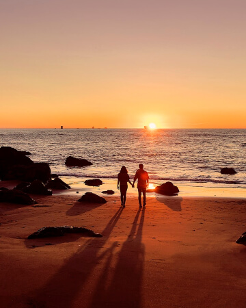 couple sur plage en voyage