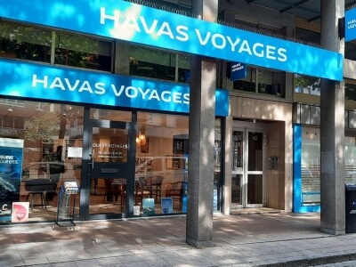 vitrine de l'agence Havas Voyages Ouest-Voyages le Mans